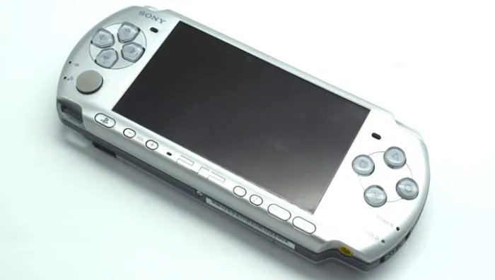 Консоль Sony PlayStation Portable Slim PSP-3ххх Silver Б/У