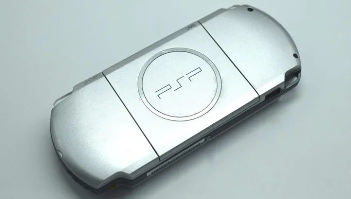 Консоль Sony PlayStation Portable Slim PSP-3ххх Silver Б/У