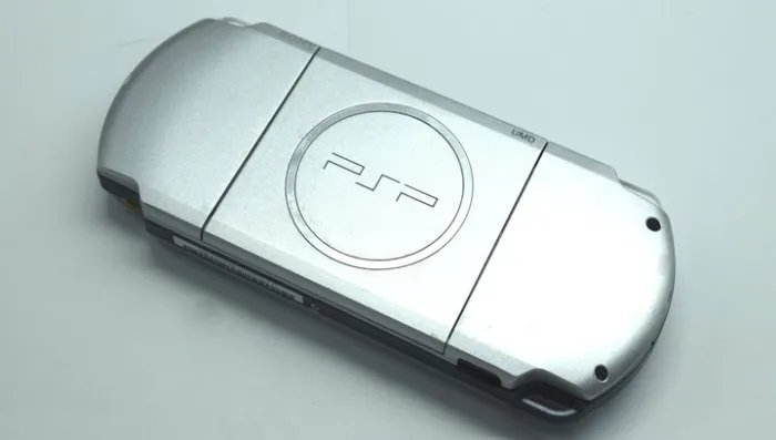 Консоль Sony PlayStation Portable Slim PSP-3ххх Silver Б/У
